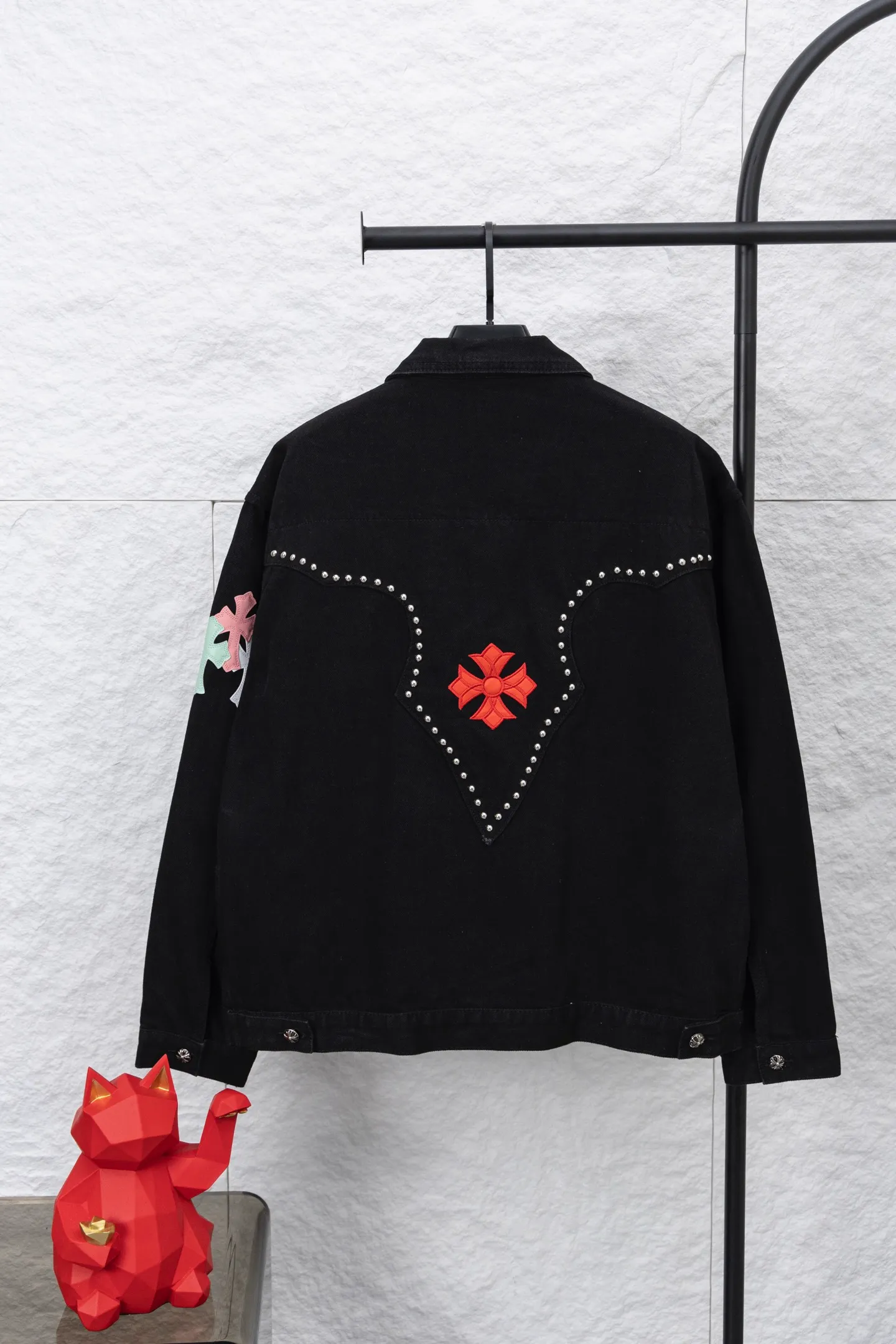 P300 model number/F109 Chrome Hearts Chrome Hearts heavy-duty denim jacket with rivets. The same style as the Internet celebrity star. The cross-printed denim jacket has a unique cross design element and is full of design. It is made of 100% denim cotton fabric with heavy coarse yarn count, which ensures a stiff and tough silhouette while being soft, comfortable and breathable. The lapel is designed with silver buttons and is full of texture. The classic cross logo is all over the dress, making it a perfect versatile style for spring and summer! The original loose version is made of high-quality pure cotton fabrics. The fabric pattern is high-definition and delicate without burrs. It is comfortable and breathable to wear. All the buttons are molded and customized. It is casual and fashionable and can be matched with any bottoms. It can be windproof and sunproof in spring and summer. It can be worn outside in autumn and winter! Easily concave shape makes you look slimmer and taller, perfect for both men and women! Color: Black Version: Loose